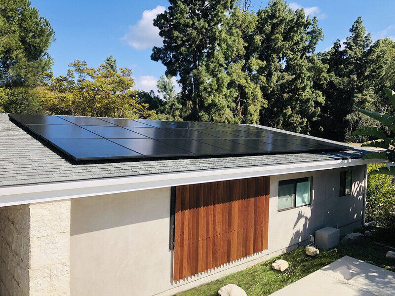 Panneaux solaires sur maison moderne installés par Photon Solaris à Fleurance, intégrés au toit en tuiles grises