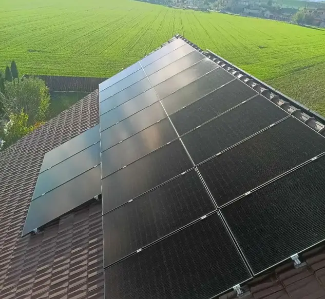 Toit solaire performant installé par Photon Solaris sur maison à Fleurance, vue sur champs verts