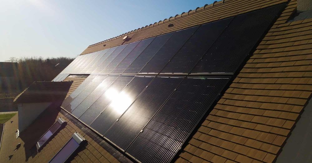 Toiture en tuiles avec panneaux solaires haute performance Photon Solaris à Fleurance sous un fort ensoleillement