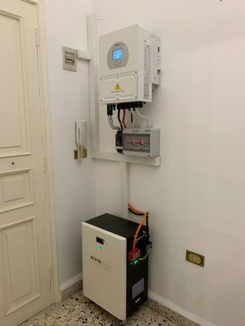 Installation batterie BYD et onduleur mural Photon Solaris pour stockage solaire résidentiel à Fleurance